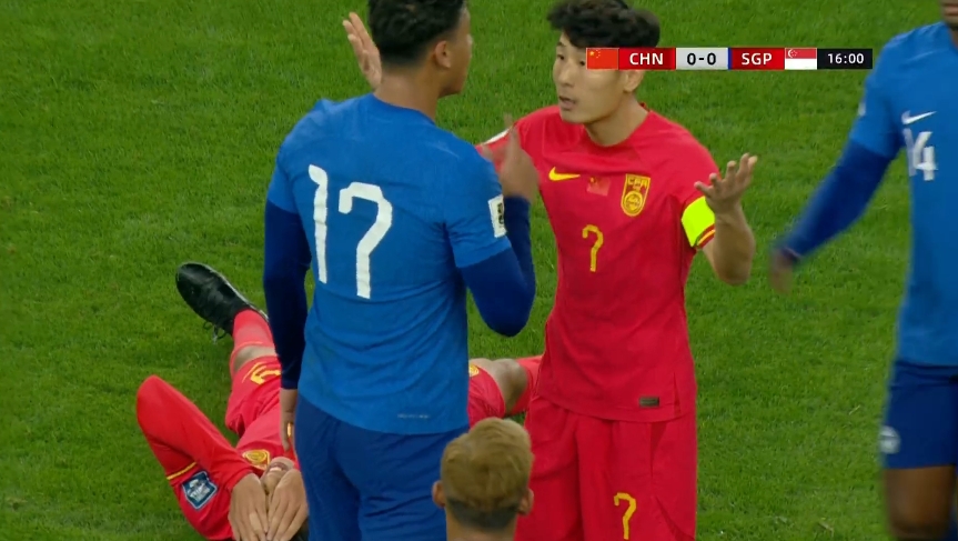 火气上来了！武磊与新加坡球员贴脸对峙！