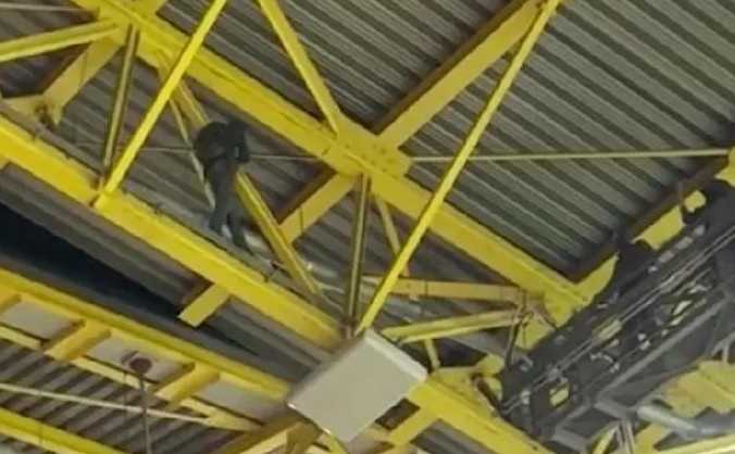 图片报：警方推测攀爬球场顶棚的蒙面男是为博流量