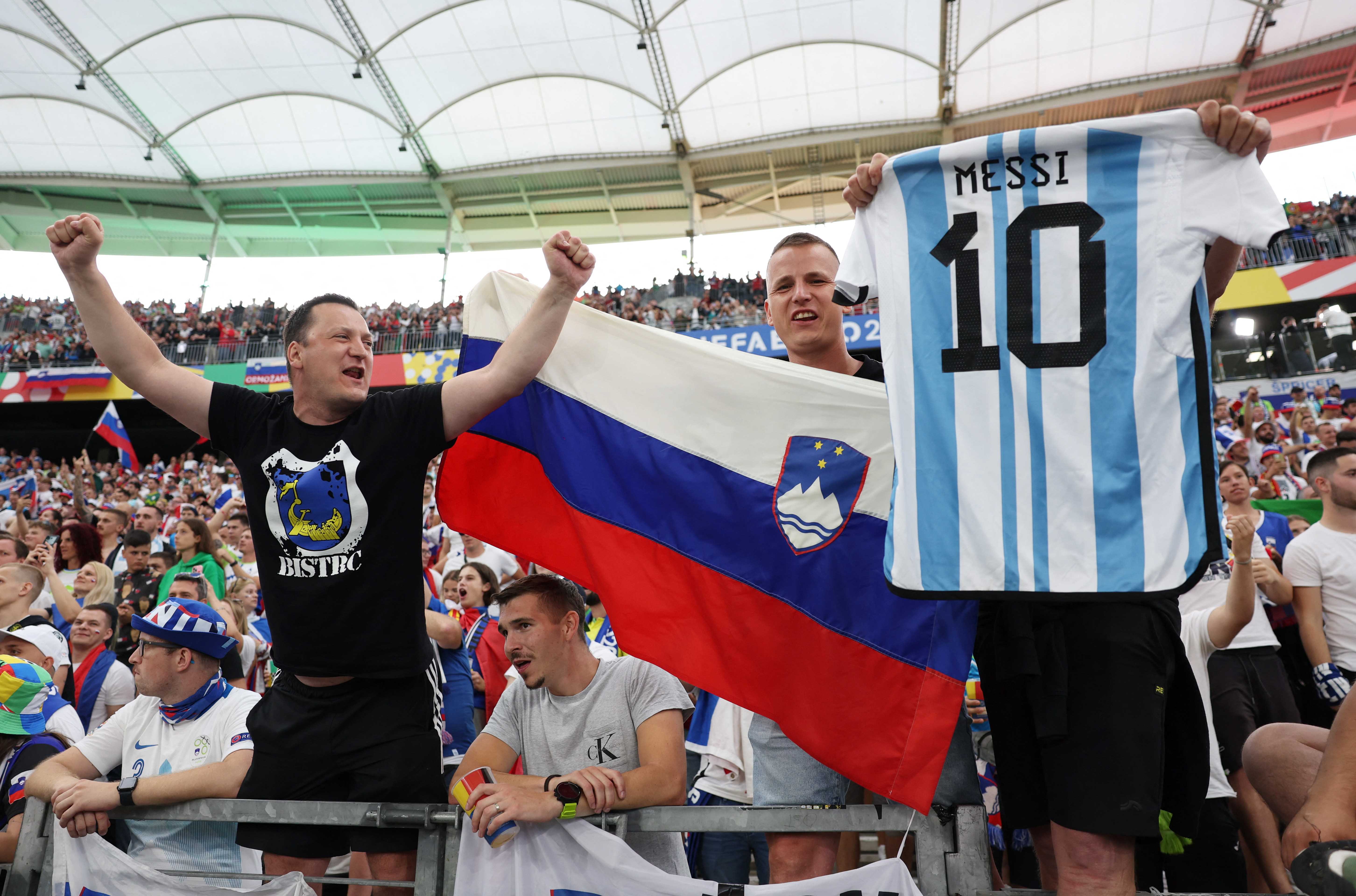搞事情！斯洛文尼亚球迷赛前举起梅西球衣